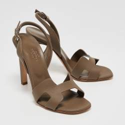 مملوكة مسبقًا صندل هيرمس فتحة كعب نايت جلد بنى مقاس 39.5 