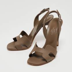 مملوكة مسبقًا صندل هيرمس فتحة كعب نايت جلد بنى مقاس 39.5 