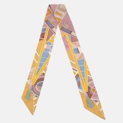 مملوكة مسبقًا Hermès Pink/Beige L'art Indien des Plaines Silk Twilly 