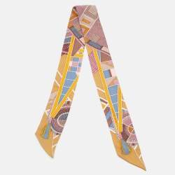 مملوكة مسبقًا Hermès Pink/Beige L'art Indien des Plaines Silk Twilly 