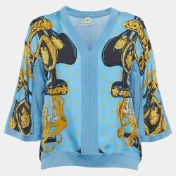 مملوكة مسبقًا قميص هيرميس ياقة على شكل V حرير مطبوع ومحبك أزرق مقاس متوسط