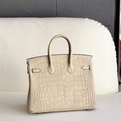 مملوكة مسبقًا حقيبة هيرمس بيركين 25 جلد التمساح الرمادي غير اللامع إكسسوار ذهبي