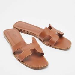 مملوكة مسبقًا Hermes Brown Leather Oran Flat Slides Size 41.5