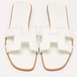 مملوكة مسبقًا Hermes White Leather Oran Flats Slides Size 39