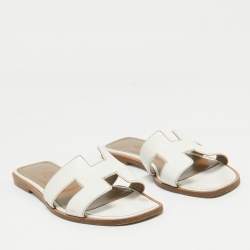 مملوكة مسبقًا Hermes White Leather Oran Flat Slides Size 35.5