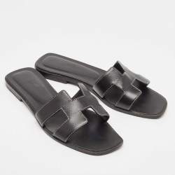 مملوكة مسبقًا Hermes Black Leather Oran Flat Slides Size 38