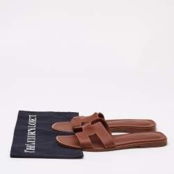 مملوكة مسبقًا Hermes Brown Leather Oran Flat Slides Size  38