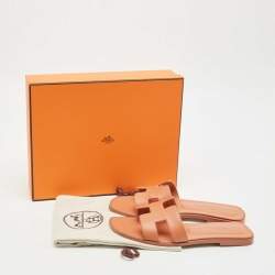 مملوكة مسبقًا صندل سلايد هيرمس أوران جلد برّاق أرجواني مقاس 36.5