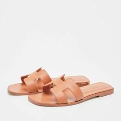 مملوكة مسبقًا صندل سلايد هيرمس أوران جلد برّاق أرجواني مقاس 36.5