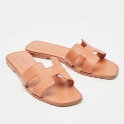 مملوكة مسبقًا صندل سلايد هيرمس أوران جلد برّاق أرجواني مقاس 36.5