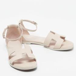 مملوكة مسبقًا Hermes Cream Leather Poreline Santorini Ankle Strap Flats Size 37