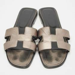 مملوكة مسبقًا صندل فلات هيرمس أوران بريق فضي مقاس 40.5