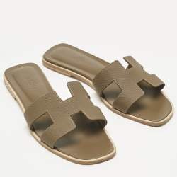 مملوكة مسبقًا Hermes Brown Leather Oran Flat Slide Sandals Size 38.5