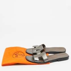 مملوكة مسبقًا صندل هيرميس أوران جلد أزرق مخضر داكن ميتاليك مقاس 37.5