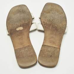 مملوكة مسبقًا صندل سلايد هيرمس أوران فلات جلد أبيض مقاس 39