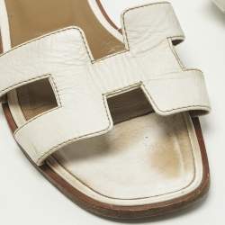 مملوكة مسبقًا صندل سلايد هيرمس أوران فلات جلد أبيض مقاس 39