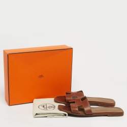 مملوكة مسبقًا Hermes Oran Size 40 Brown Leather Flat Slides 