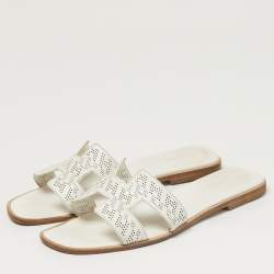 مملوكة مسبقًا Hermès Oran Size 39 White Perforated Leather Flat Slides