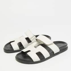 Pre Owned صندل هيرمس شيبر جلد أبيض مسطح مقاس 41.5