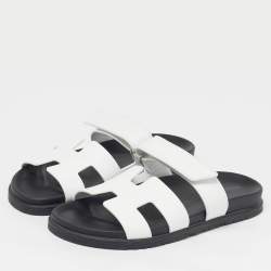 مملوكة مسبقًا صندل هيرمس شيبر جلد أبيض مسطح مقاس 41.5