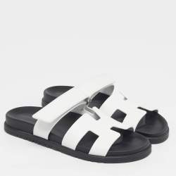 مملوكة مسبقًا صندل هيرمس شيبر جلد أبيض مسطح مقاس 41.5