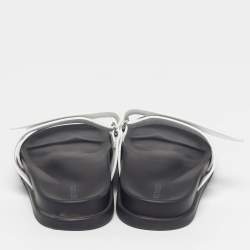 مملوكة مسبقًا صندل هيرمس شيبر جلد أبيض مسطح مقاس 41.5