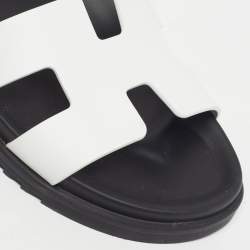 مملوكة مسبقًا صندل هيرمس شيبر جلد أبيض مسطح مقاس 41.5