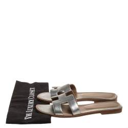 Pre Owned Hermes Silver Textured Leather Oran Flats Size 38.5