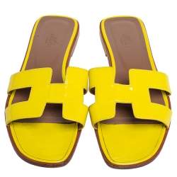 مملوكة مسبقًا Hermes Yellow Patent Leather Oran Slide Flats Size 40.5