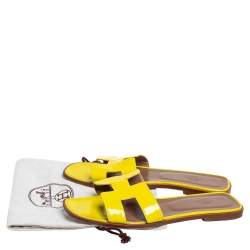 مملوكة مسبقًا Hermes Yellow Patent Leather Oran Slide Flats Size 40.5