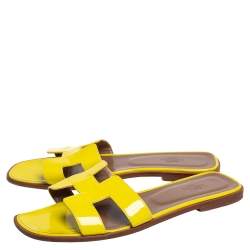 مملوكة مسبقًا Hermes Yellow Patent Leather Oran Slide Flats Size 40.5