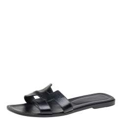 مملوكة مسبقًا Hermes Black Patent Leather Oran Flat Sandals Size 41