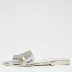 Pre Owned Hermes Silver Patent Leather Oran Sandals Size 41.5