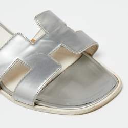 Pre Owned Hermes Silver Patent Leather Oran Sandals Size 41.5