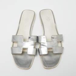 Pre Owned Hermes Silver Patent Leather Oran Sandals Size 41.5