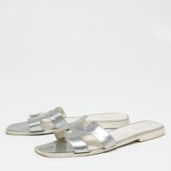 Pre Owned Hermes Silver Patent Leather Oran Sandals Size 41.5