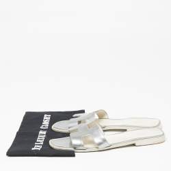 Pre Owned Hermes Silver Patent Leather Oran Sandals Size 41.5