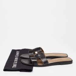 مملوكة مسبقًا Hermes Black Leather Oran Flat Sandals Size 41.5