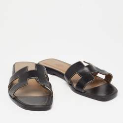 مملوكة مسبقًا Hermes Black Leather Oran Flat Sandals Size 41.5