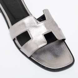 مملوكة مسبقًا صندل هيرمس أوران جلد فضي مقاس 40.5
