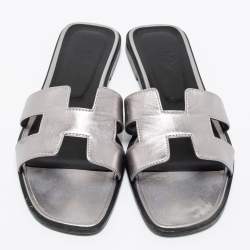 مملوكة مسبقًا صندل هيرمس أوران جلد فضي مقاس 40.5