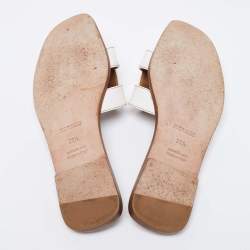 مملوكة مسبقًا Hermes White Leather Oran Flat Slides Size 36.5