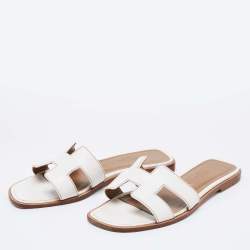 مملوكة مسبقًا Hermes White Leather Oran Flat Slides Size 36.5