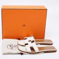 مملوكة مسبقًا Hermes White Leather Oran Flat Slides Size 36.5