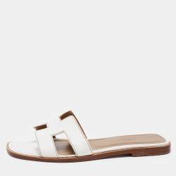 مملوكة مسبقًا Hermes White Leather Oran Flat Slides Size 36.5