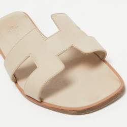 مملوكة مسبقًا Hermes Beige Leather Oran Flat Slides Size 39.5