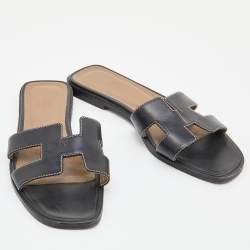 مملوكة مسبقًا Hermes Black Leather Oran Flat Slides Size 38