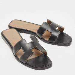 مملوكة مسبقًا Hermes Black Leather Oran Flat Slides Size  37