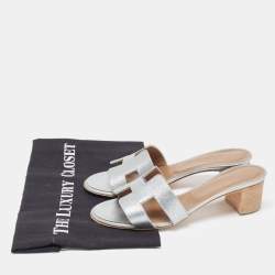 مملوكة مسبقًا Hermes Silver Leather Oasis Slides Size 36