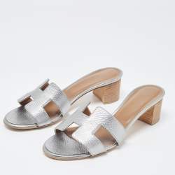مملوكة مسبقًا Hermes Silver Leather Oasis Slides Size 36